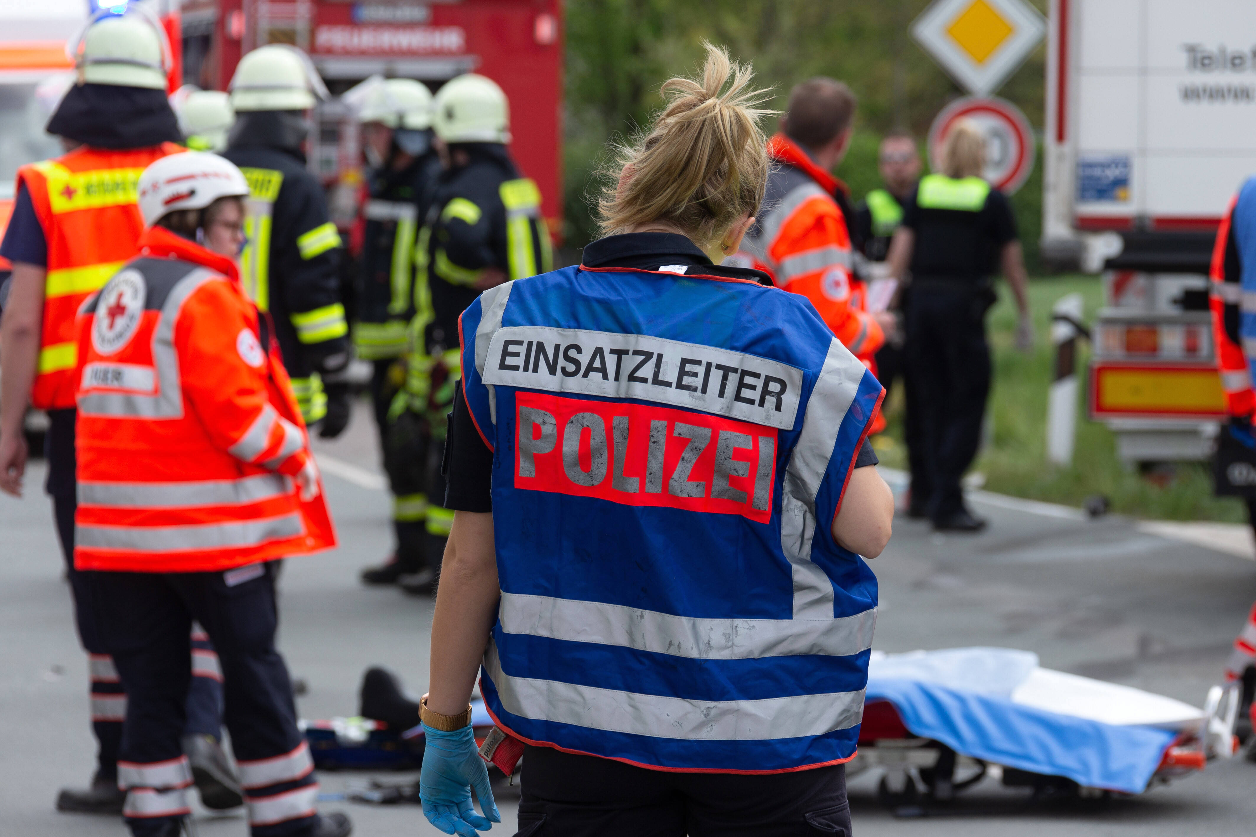 Schwerer Unfall am Morgen! 6 Verletzte, Schwangere eingeklemmt - Horrorunfall schockt die Einsatzkräfte!